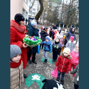 Educatorii împreună cu copilașii au împodobit Brăduțul!